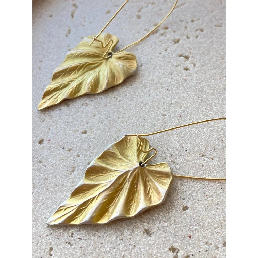 Gold Tone Leaf Dangle Earrings Tarnished Kidney Wire Botanical‎ Nature Statement